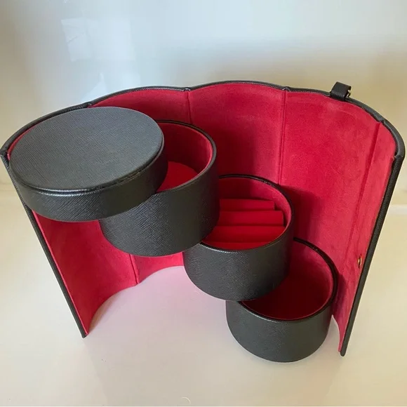 UNO de 50 | Black Travel Jewelry Case w/Gold Chain Adjustable Arm Strap - Picture 3 of 14